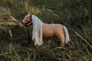 Beżowy Konik Minis Daisy 30 cm Astrup- sklep z zabawkami online