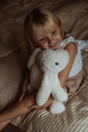 Maskotka obciążeniowa pluszowy króliczek terapeutyczny 1,2 kg Astrup- sklep z zabawkami online