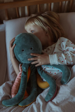 Maskotka obciążeniowa pluszowa ośmiornica terapeutyczna 1,2 kg Astrup- sklep z zabawkami online