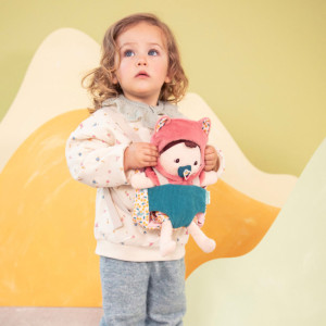 Lilliputiens Lalka dzidziuś w nosidełku i z czapeczką Jeanne 18 m+- sklep z zabawkami online