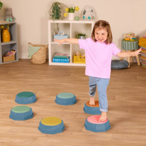 Kamienie sensoryczne do ćwiczenia równowagi 6 el Balance & Hop Stepping Stones B.Toys- sklep z zabawkami online