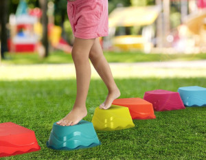 Sensoryczne steppery kubeczkowe szczudła dla dzieci B.Toys- sklep z zabawkami online