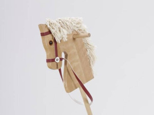 Koń na kiju z kółeczkami drewniany Hobby Horse Mumbee- sklep z zabawkami online