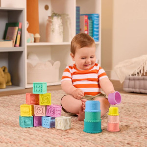 Miękkie kubeczki i klocki sensoryczne 2w1 dla dzieci Stackin’ Squishies B.Toys- sklep z zabawkami online