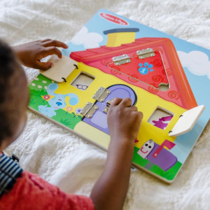 Drewniany Domek z planszą aktywności Blue’s Clues & You Melissa & Doug- sklep z zabawkami online