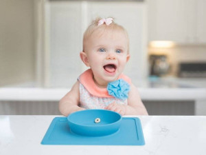 Silikonowa miseczka z podkładką 2w1 Mini Bowl niebieska EZPZ- sklep z zabawkami online