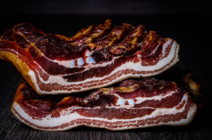Bacon am Stück - 14 Tage lang trocken gepökelt und traditionell 10 Tage im Buchenrauch kaltgeräuchert