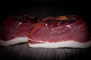 Schwäbischer Bauernschinken aus Traditionsmetzgerei, am Stück, 400 g; 14 Tage trocken gepökelt und 10 Tage im Buchenrauch geräuchert