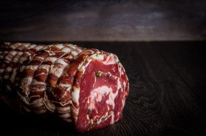 Pfefferspießbraten vom Landschwein mit Kaltgerauchtem Bacon und grünem Amazonaspfeffer hausgemacht aus eigener Herstellung
