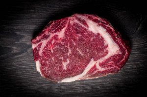 Dry Aged Rib Eye Steak mit schönster Marmorierung mind. 28 Tage gereift vom Simmentaler Rind von deutschen Höfen, Färsenfleisch