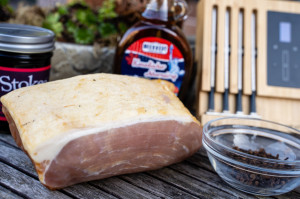 Virginia Schinken natur - gepökelt, im Buchenrauch geräuchert und mit schöner Fettauflage