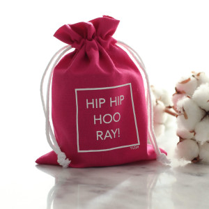 Różowy woreczek HIP HIP HOO RAY! na dużą świecę 180ml