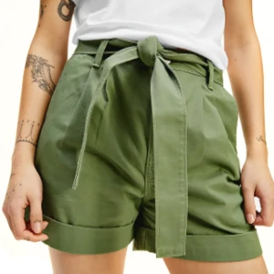Short Tommy Jeans Ceinture badge Femme Vert 25