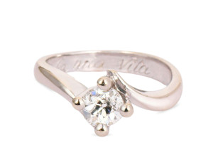 Pierścionek w typie mijanki, z diamentem ok. 0,51 ct
